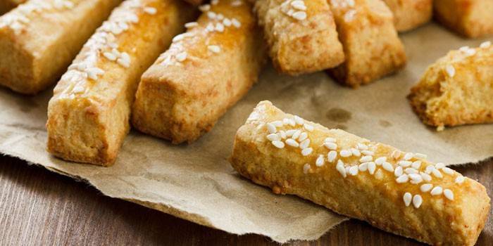 Палочки из сырного теста посыпанные кунжутом