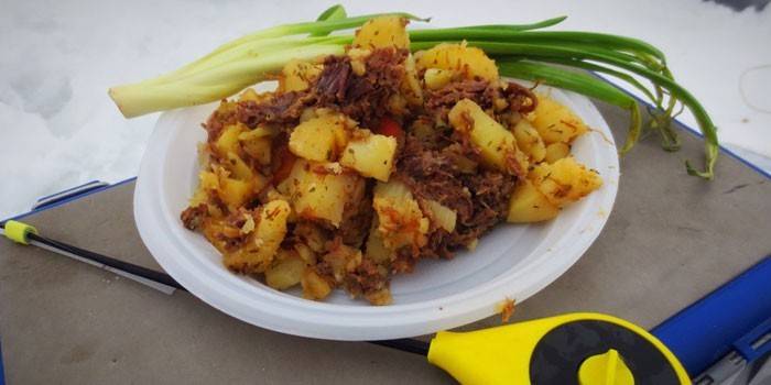 Жареный картофель с тушенкой