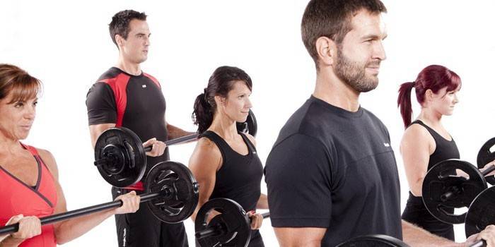 Парни и девушки занимаются Body Pump