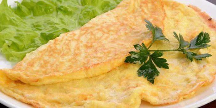 Яичный омлет на тарелке