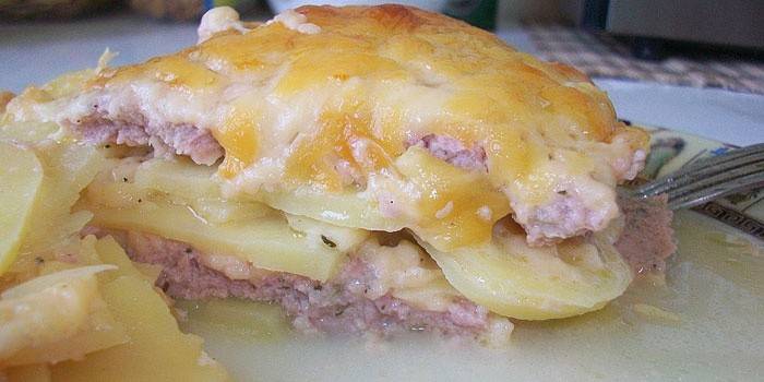Кусочек запеканки из картофеля и фарша