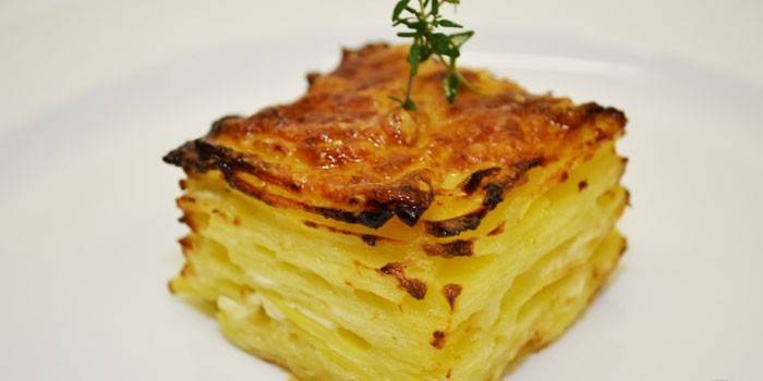 Готовый картофельный гратен на тарелке
