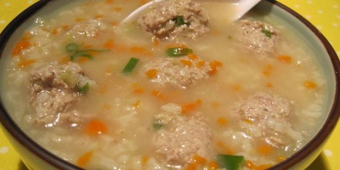 Бульон приправленный с фрикадельками