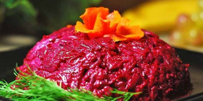 Из вареной свеклы с чесноком и майонезом