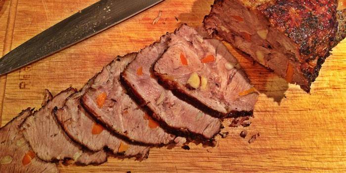 Нашпигованная овощами свинина