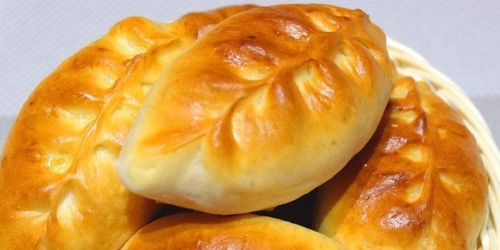 Печеные пирожки с начинкой из яблок и корицы