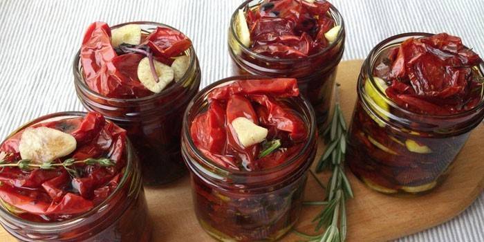 Банки в масле