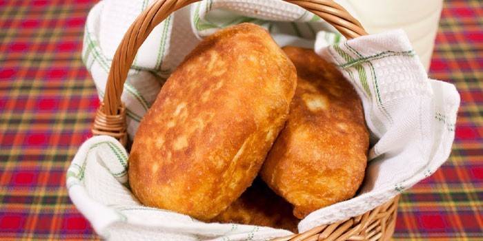 Жареные пирожки из теста на кефире с яблочной начинкой в корзинке