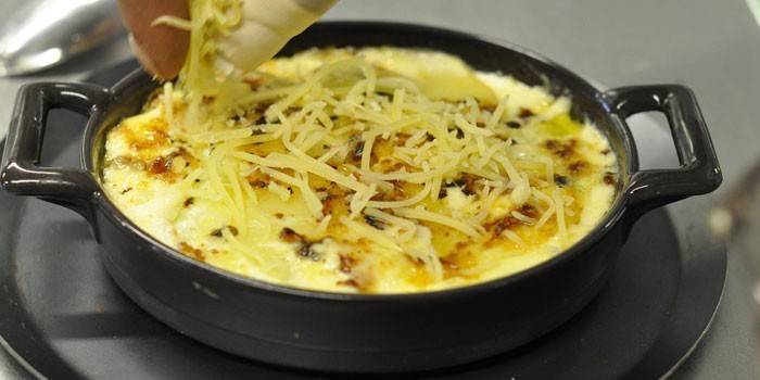 Картофельный гратен в форме с сыром и сливками