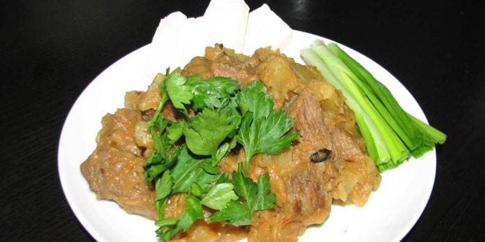 Тушеное мясо с картофелем в соусе