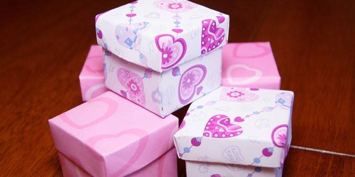 Обернутые бумагой подарочные коробки