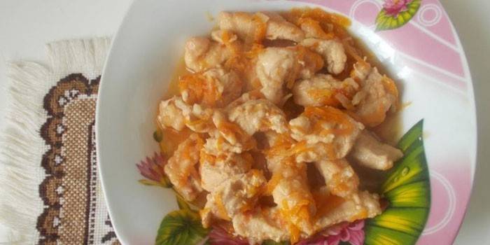 Бефстроганов из курицы с морковью в тарелке