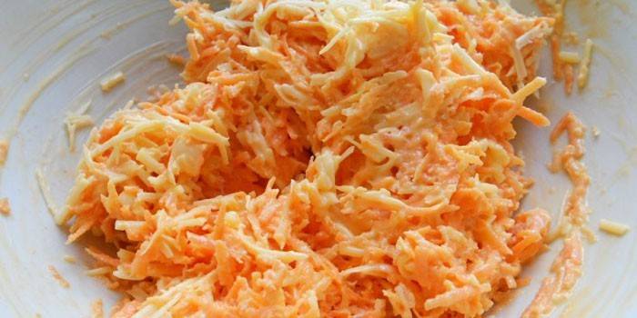 Салат из моркови с чесноком и сыром