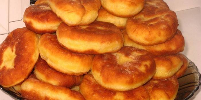 Жаренные пирожки с начинкой из мяса и картофелем