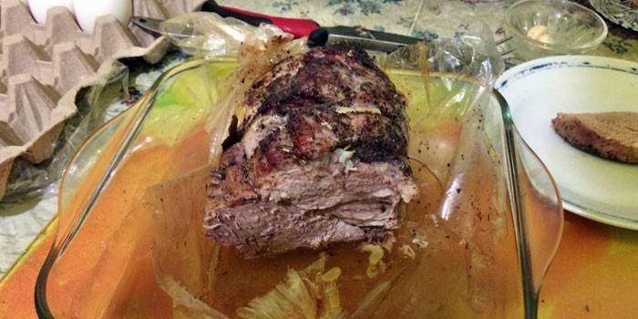 Запеченное мясо в рукаве