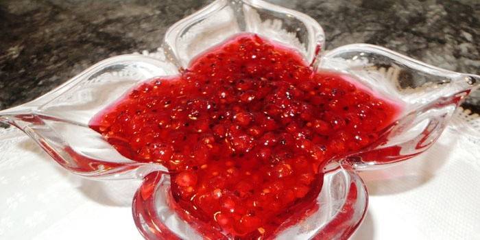 Варенье из красной смородины в вазочке