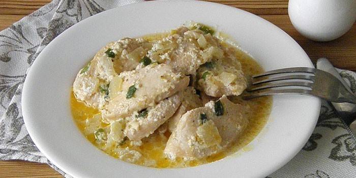 Куриное бефстроганов из филе в сливочном соусом