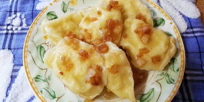 Вареники со шкварками