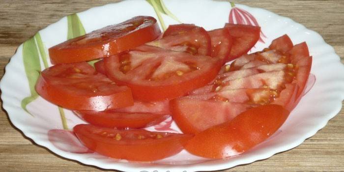 Нарезанные ломтиками помидоры