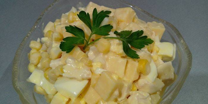 Салат с ананасами и кукурузой