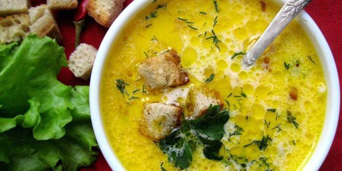 Сырный суп с шампиньонами на курином бульоне с сухариками