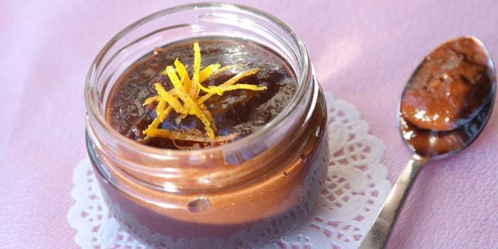 Баночка с шоколадно-банановым муссом с апельсиновой цедрой