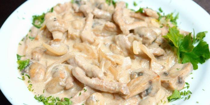 Бефстроганов из куриного мяса с шампиньонами в сливках