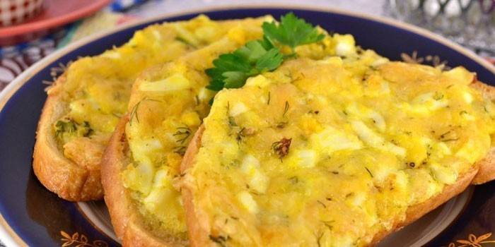 Бутерброды с сыром и яйцом из духовки