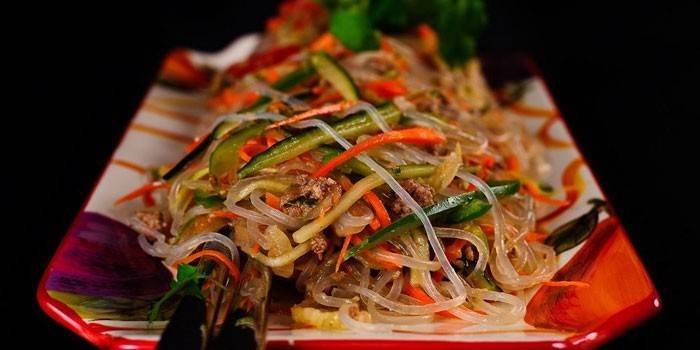 Салат из фунчозы, овощей и куриного мяса