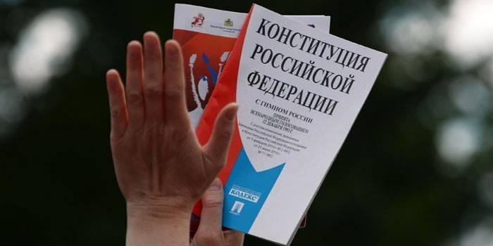 Буклеты в руках