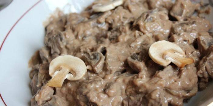 Кусочки тушеного свиного мяса с шампиньонами в сливочном соусе