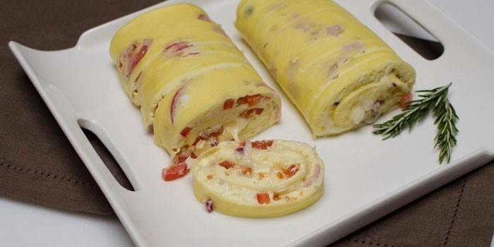 Яичный рулет с сыром