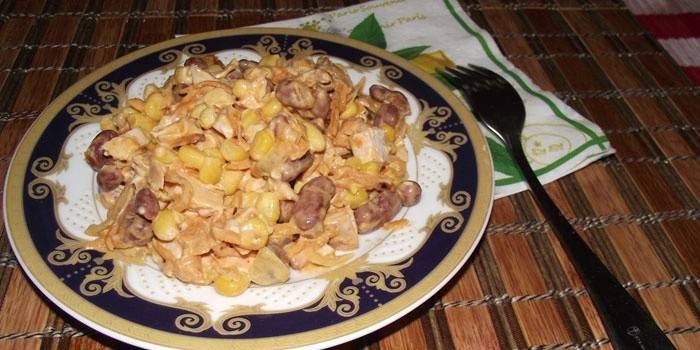 Салат с копченой курицей, кукурузой и фасолью