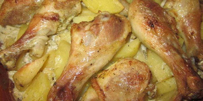 Запеченные куриные голени с картошкой