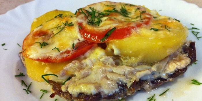 Запеченное мясо с картофелем и помидорами