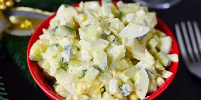 Закуска со свежими огурцами, кальмарами и яйцами