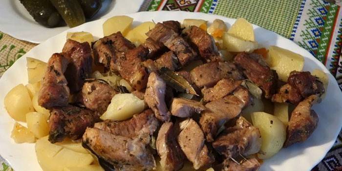 Запеченное жаркое на блюде