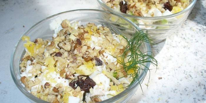 Салат с курицей и черносливом