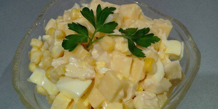 Куриный салат с ананасом и кукурузой