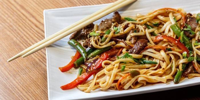 Удон с овощами и кусочками говяжьего мяса