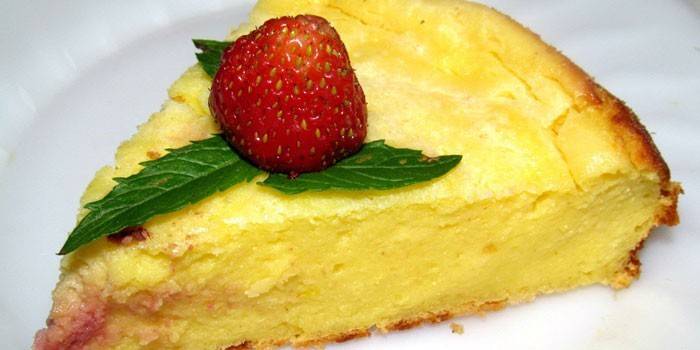 Кусочек творожной запеканки с клубникой