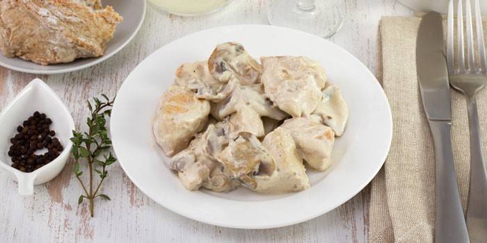 Бефстроганов с шампиньонами и куриным филе в сливочном соусе