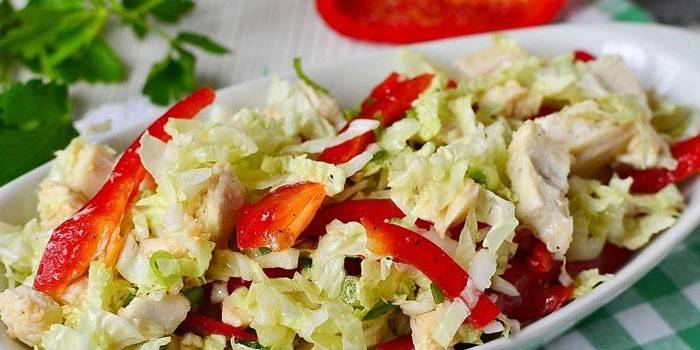 Салат из болгарского перца, куриного филе и пекинской капусты