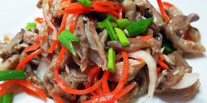 Салат из вешенок с зеленым луком и корейской морковью