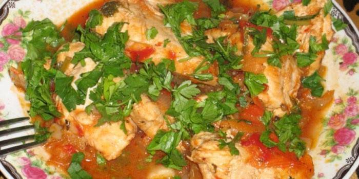Куриное чахохбили на тарелке