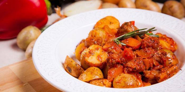 Тушеная картошка с мясом и овощами в тарелке