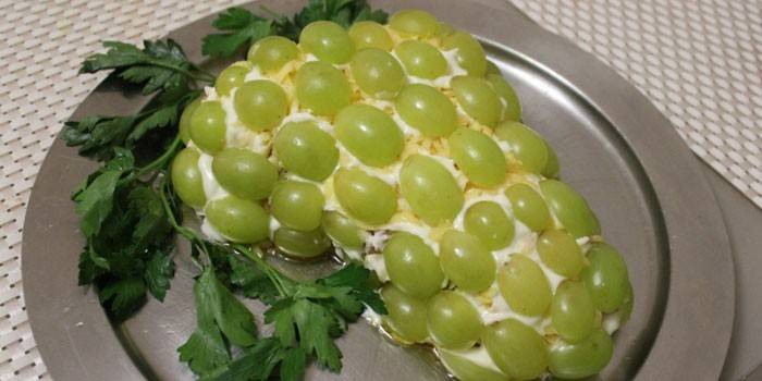 Салат с курицей, ананасами и виноградом