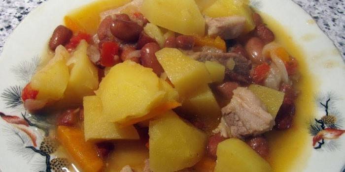 Рагу с фасолью, тушенкой и картошкой