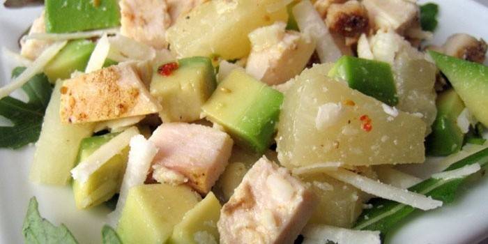 Салат с курицей, ананасами и авокадо