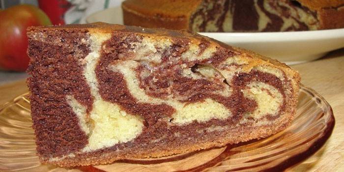 Кусочек пирога Зебра на тарелке